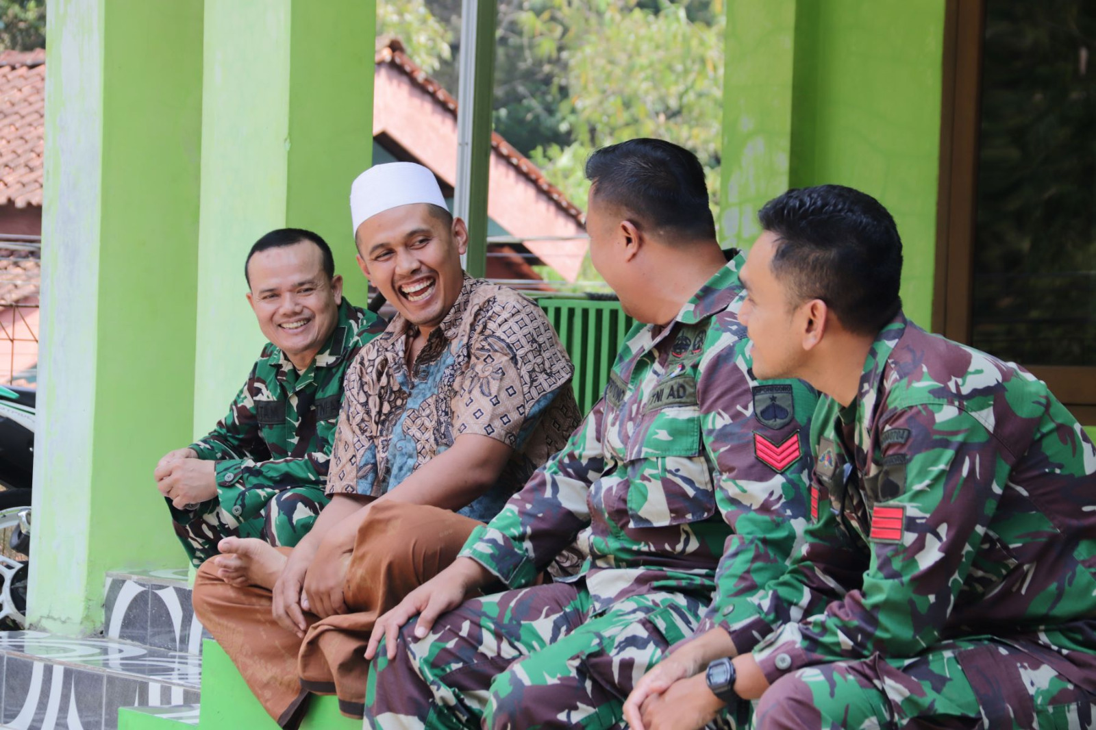 Suasana itulah yang terlihat saat Kopka Supriyono, anggota Satgas TMMD Kodim 0704/Banjarnegara, memanfaatkan waktu istirahat untuk duduk bersama para tokoh masyarakat, Sabtu (18/7/2026).