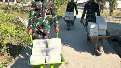 Salah seorang anggota Satgas TMMD, Prada Axhim Yonas M. Lekoli, mengatakan gerobak sorong memiliki peran yang sangat penting dalam mendukung mobilisasi material di area yang aksesnya terbatas.