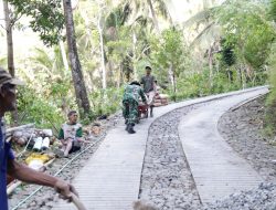 Viral! Serka Munasibun dan Warga Dorong Angkong Berisi Semen, Potret Gotong Royong TMMD Banjarnegara Tuai Apresiasi
