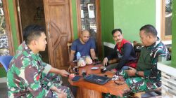 Suasana hangat itu terlihat di Dusun Kunir RT 01/RW 09, Desa Gumelem Kulon, Kecamatan Susukan, Senin (20/7/2026). Di sela aktivitas pembangunan jalan rabat beton sepanjang 737 meter dengan lebar 2,5 meter, personel Satgas TMMD tampak berbincang santai bersama warga, Katim, saat menikmati waktu istirahat.