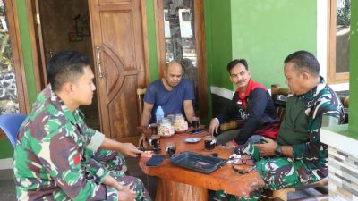 Suasana hangat itu terlihat di Dusun Kunir RT 01/RW 09, Desa Gumelem Kulon, Kecamatan Susukan, Senin (20/7/2026). Di sela aktivitas pembangunan jalan rabat beton sepanjang 737 meter dengan lebar 2,5 meter, personel Satgas TMMD tampak berbincang santai bersama warga, Katim, saat menikmati waktu istirahat.