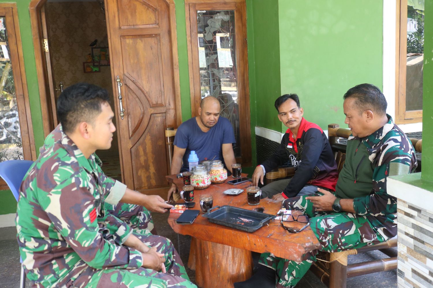 Suasana hangat itu terlihat di Dusun Kunir RT 01/RW 09, Desa Gumelem Kulon, Kecamatan Susukan, Senin (20/7/2026). Di sela aktivitas pembangunan jalan rabat beton sepanjang 737 meter dengan lebar 2,5 meter, personel Satgas TMMD tampak berbincang santai bersama warga, Katim, saat menikmati waktu istirahat.