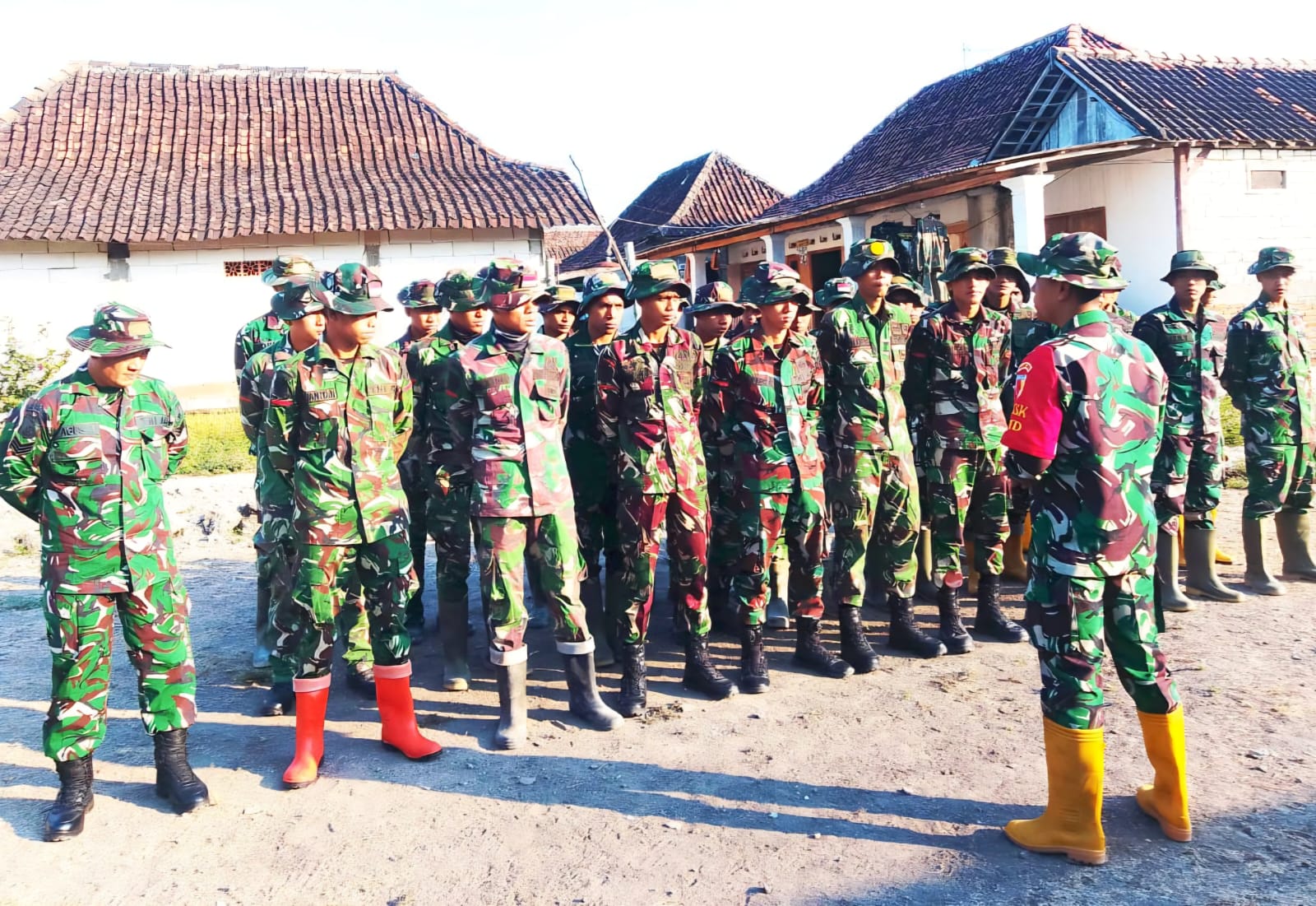 Satuan Setingkat Peleton (SST)-1 SSK Satgas TMMD ke-129 di Desa Kesongo, Kecamatan Kedungadem, Kabupaten Bojonegoro, Senin (20/7/2026).