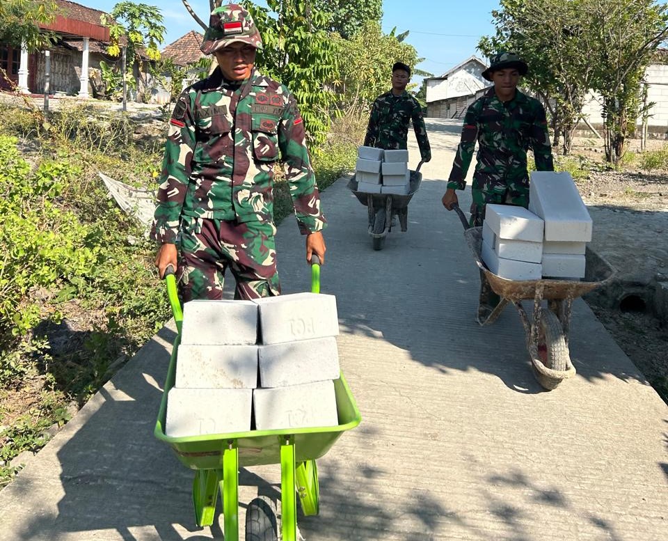 Salah seorang anggota Satgas TMMD, Prada Axhim Yonas M. Lekoli, mengatakan gerobak sorong memiliki peran yang sangat penting dalam mendukung mobilisasi material di area yang aksesnya terbatas.