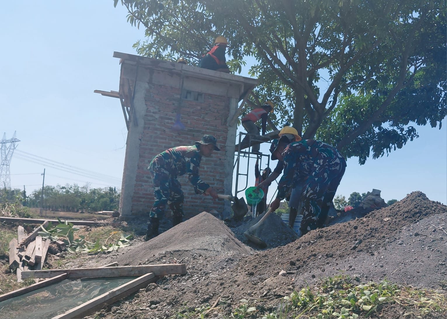 pelaksanaan TMMD tidak hanya berfokus pada pembangunan jalan, drainase, maupun infrastruktur lainnya, tetapi juga diarahkan untuk memenuhi kebutuhan dasar masyarakat yang berdampak terhadap kesehatan dan kesejahteraan warga.