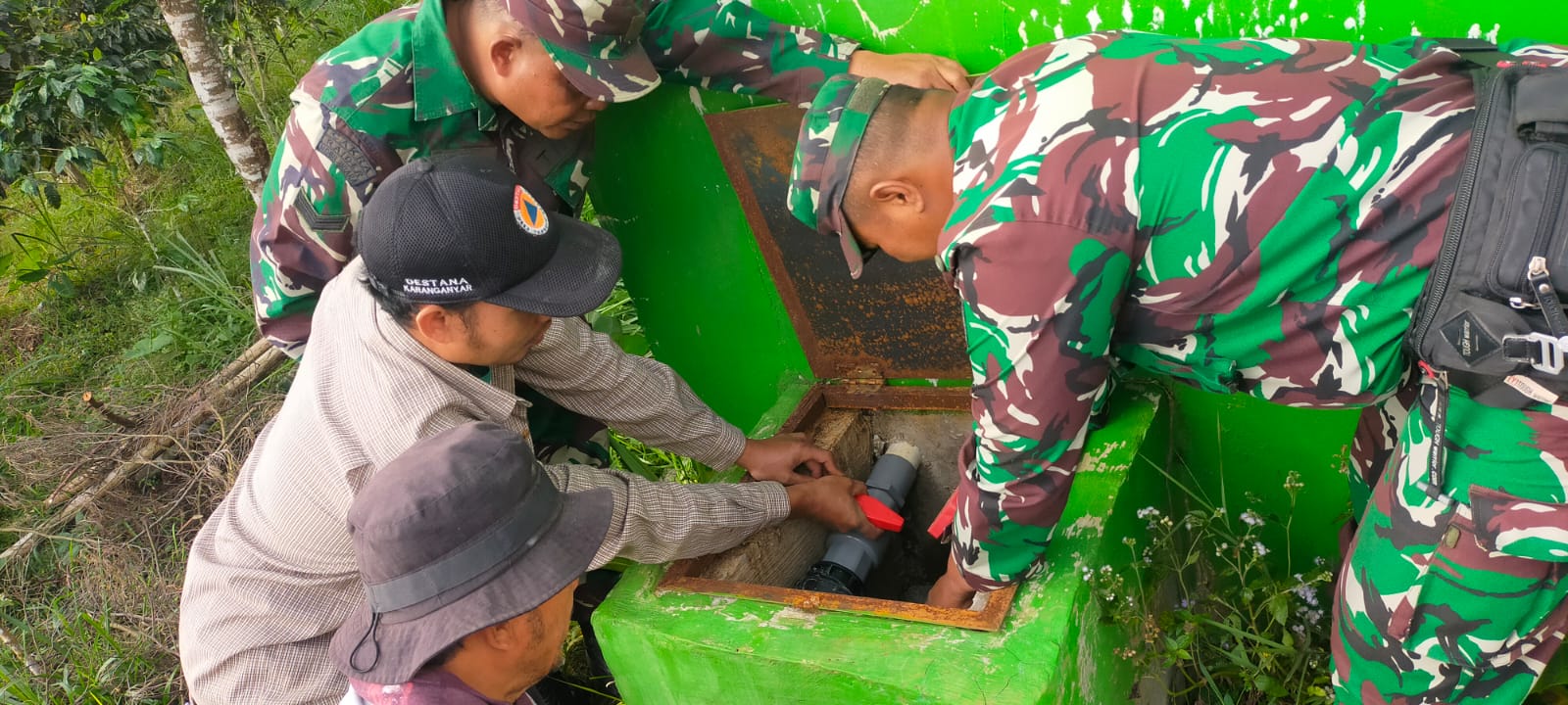 Kegiatan tersebut dilaksanakan oleh Sertu Muslim, anggota Satgas TMMD, bersama warga di Dusun Kunir RT 01/RW 09, Desa Gumelem Kulon, Kecamatan Susukan, Kabupaten Banjarnegara, Selasa (21/07/2026).