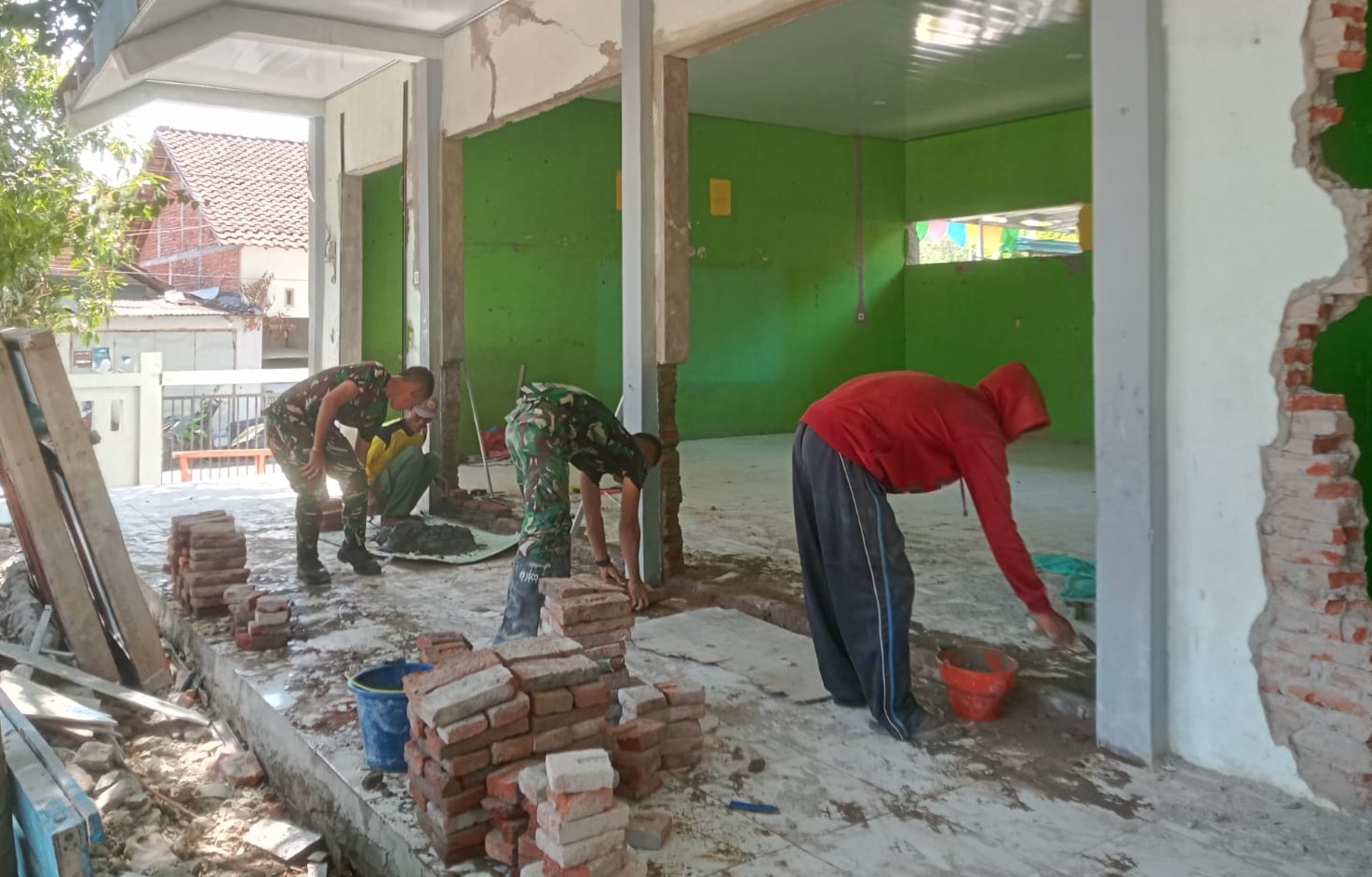 Kolaborasi antara Satgas TMMD dan masyarakat menjadi faktor penting dalam mempercepat penyelesaian pembangunan. Kekompakan yang terjalin selama proses renovasi mencerminkan kuatnya sinergi antara TNI dan warga dalam mewujudkan fasilitas pendidikan yang lebih layak bagi generasi muda.Kolaborasi antara Satgas TMMD dan masyarakat menjadi faktor penting dalam mempercepat penyelesaian pembangunan. Kekompakan yang terjalin selama proses renovasi mencerminkan kuatnya sinergi antara TNI dan warga dalam mewujudkan fasilitas pendidikan yang lebih layak bagi generasi muda.