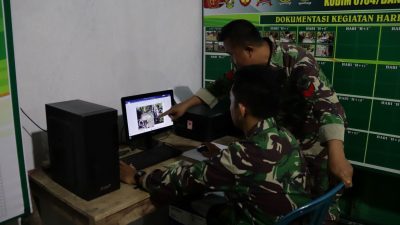 Di Poskotis yang berada di Dusun Kunir RT 01 RW 09, Desa Gumelem Kulon, Kecamatan Susukan, Rabu (22/7/2026), Kopka Supriyono bersama Praka Agit terlihat memperbarui papan data perkembangan kegiatan TMMD. Dengan teliti, keduanya mencatat capaian pekerjaan fisik, jadwal pelaksanaan, hingga perkembangan pembangunan rabat beton sepanjang 737 meter, lebar 2,5 meter, dan ketebalan 15 sentimeter.