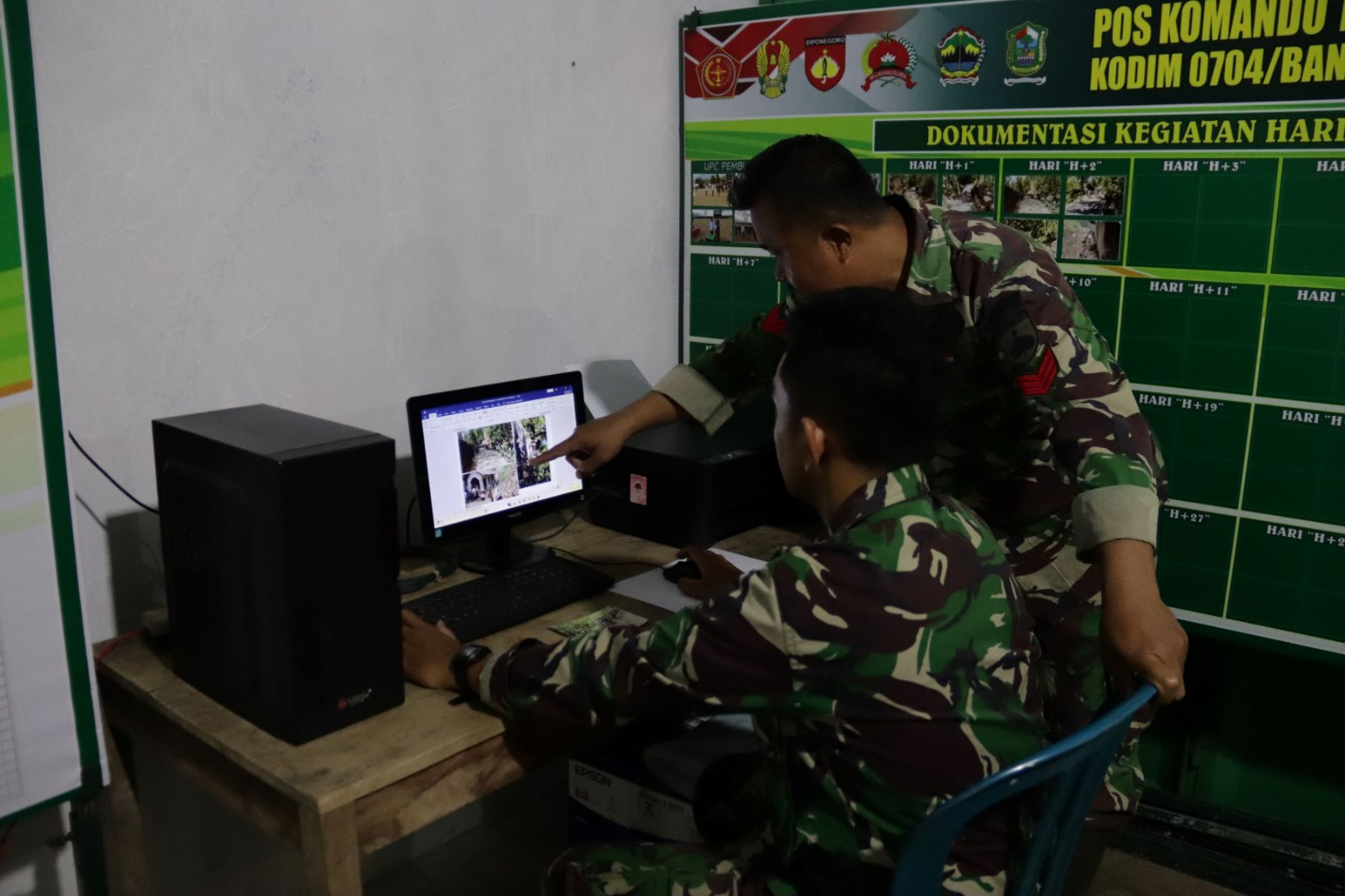 Di Poskotis yang berada di Dusun Kunir RT 01 RW 09, Desa Gumelem Kulon, Kecamatan Susukan, Rabu (22/7/2026), Kopka Supriyono bersama Praka Agit terlihat memperbarui papan data perkembangan kegiatan TMMD. Dengan teliti, keduanya mencatat capaian pekerjaan fisik, jadwal pelaksanaan, hingga perkembangan pembangunan rabat beton sepanjang 737 meter, lebar 2,5 meter, dan ketebalan 15 sentimeter.