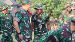 Komandan Satuan Tugas (Dansatgas) TMMD ke-129 Kodim 0813/Bojonegoro, Letkol Inf Dedy Dwi Wijayanto, turun langsung ke lapangan untuk memberikan motivasi kepada seluruh personel yang terlibat dalam pelaksanaan Program TNI Manunggal Membangun Desa (TMMD) ke-129 Tahun 2026 di Desa Kesongo, Kecamatan Kedungadem, Kabupaten Bojonegoro, Rabu (22/7/2026).