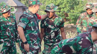 Komandan Satuan Tugas (Dansatgas) TMMD ke-129 Kodim 0813/Bojonegoro, Letkol Inf Dedy Dwi Wijayanto, turun langsung ke lapangan untuk memberikan motivasi kepada seluruh personel yang terlibat dalam pelaksanaan Program TNI Manunggal Membangun Desa (TMMD) ke-129 Tahun 2026 di Desa Kesongo, Kecamatan Kedungadem, Kabupaten Bojonegoro, Rabu (22/7/2026).