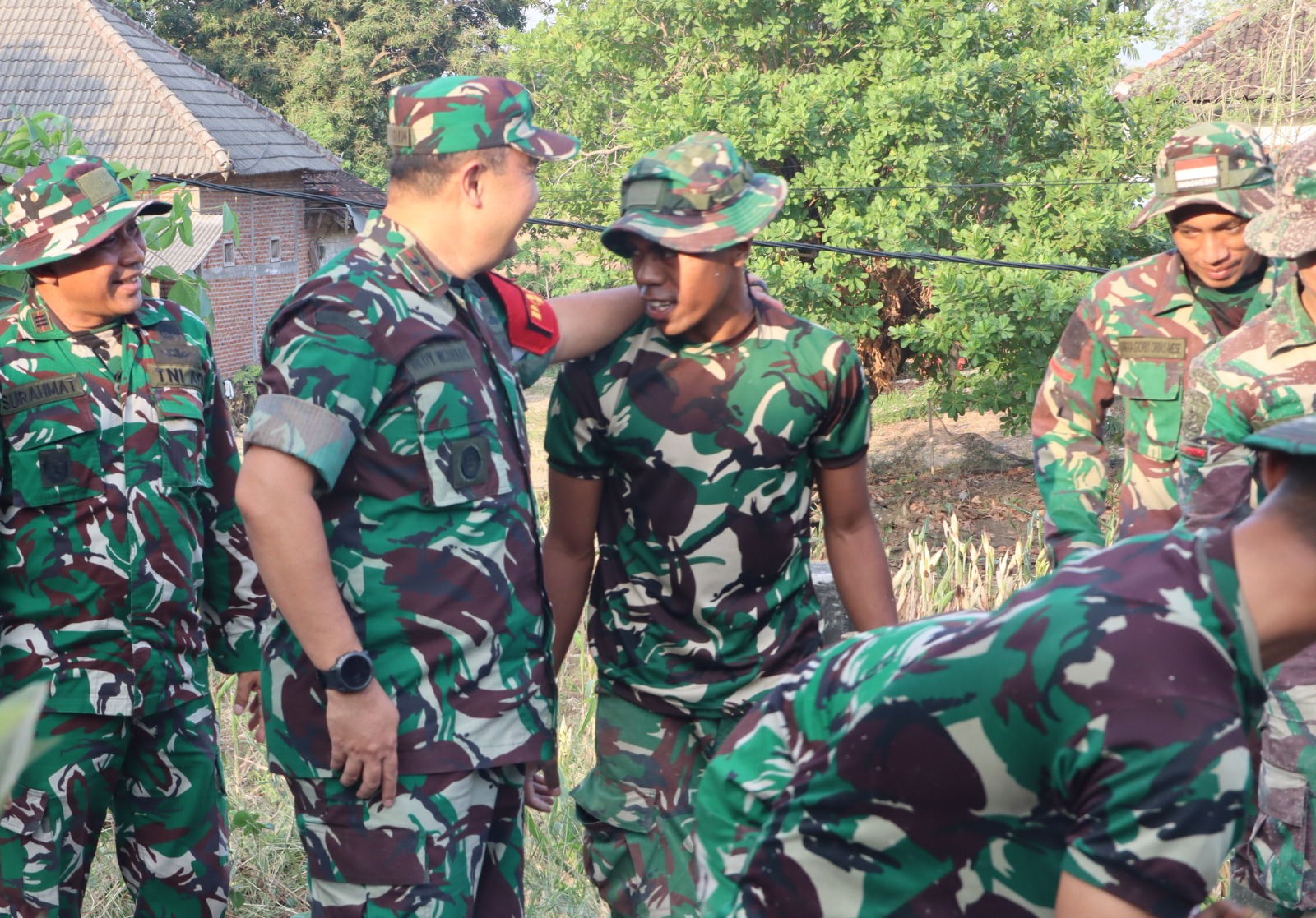 Komandan Satuan Tugas (Dansatgas) TMMD ke-129 Kodim 0813/Bojonegoro, Letkol Inf Dedy Dwi Wijayanto, turun langsung ke lapangan untuk memberikan motivasi kepada seluruh personel yang terlibat dalam pelaksanaan Program TNI Manunggal Membangun Desa (TMMD) ke-129 Tahun 2026 di Desa Kesongo, Kecamatan Kedungadem, Kabupaten Bojonegoro, Rabu (22/7/2026).