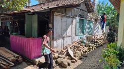 Rumah yang selama bertahun-tahun menjadi tempat berteduh kini mulai dibongkar sebagai tahap awal pelaksanaan program Rehabilitasi Rumah Tidak Layak Huni (RTLH) dalam TMMD Reguler ke-129 Tahun Anggaran 2026 Kodim 0704/Banjarnegara, Kamis (23/7/2026).
