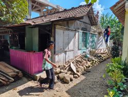 Awal Harapan Baru, Satgas TMMD dan Warga Mulai Rehab Rumah Ibu Misem di Gumelem Kulon