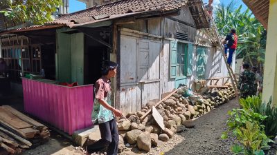 Rumah yang selama bertahun-tahun menjadi tempat berteduh kini mulai dibongkar sebagai tahap awal pelaksanaan program Rehabilitasi Rumah Tidak Layak Huni (RTLH) dalam TMMD Reguler ke-129 Tahun Anggaran 2026 Kodim 0704/Banjarnegara, Kamis (23/7/2026).