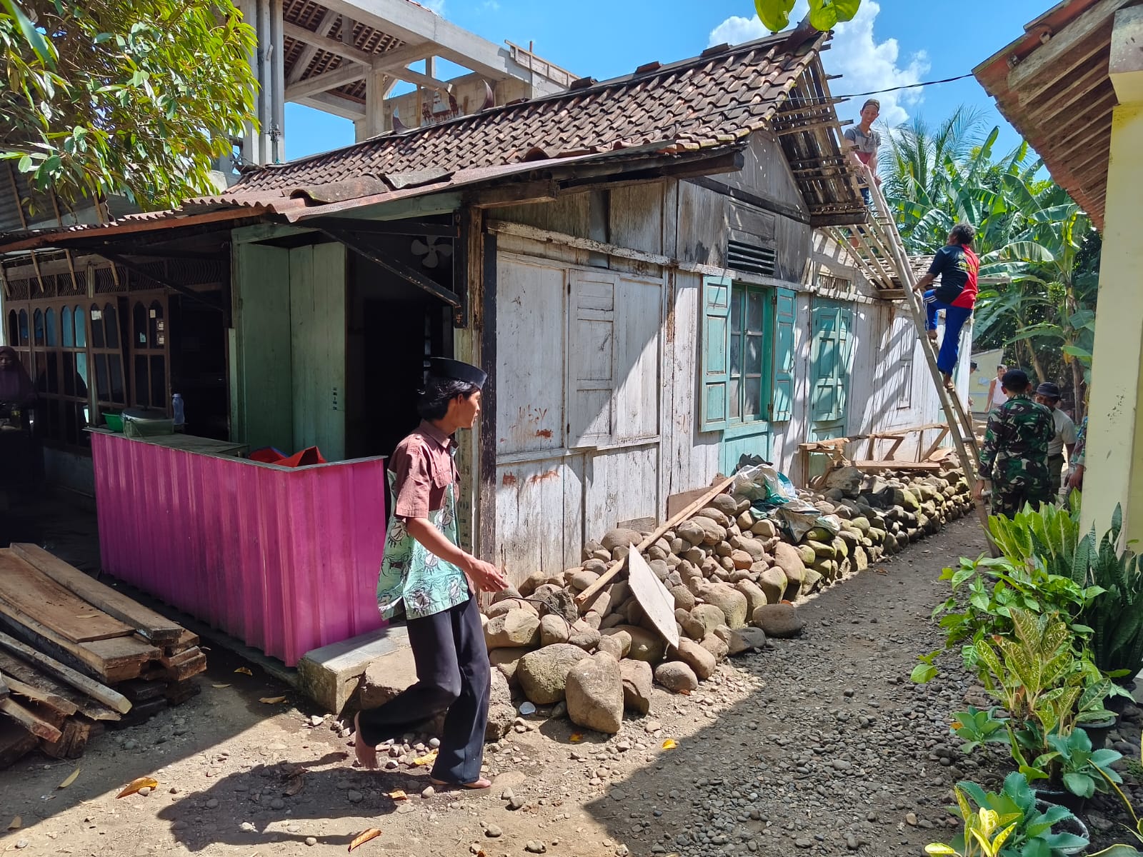 Rumah yang selama bertahun-tahun menjadi tempat berteduh kini mulai dibongkar sebagai tahap awal pelaksanaan program Rehabilitasi Rumah Tidak Layak Huni (RTLH) dalam TMMD Reguler ke-129 Tahun Anggaran 2026 Kodim 0704/Banjarnegara, Kamis (23/7/2026).