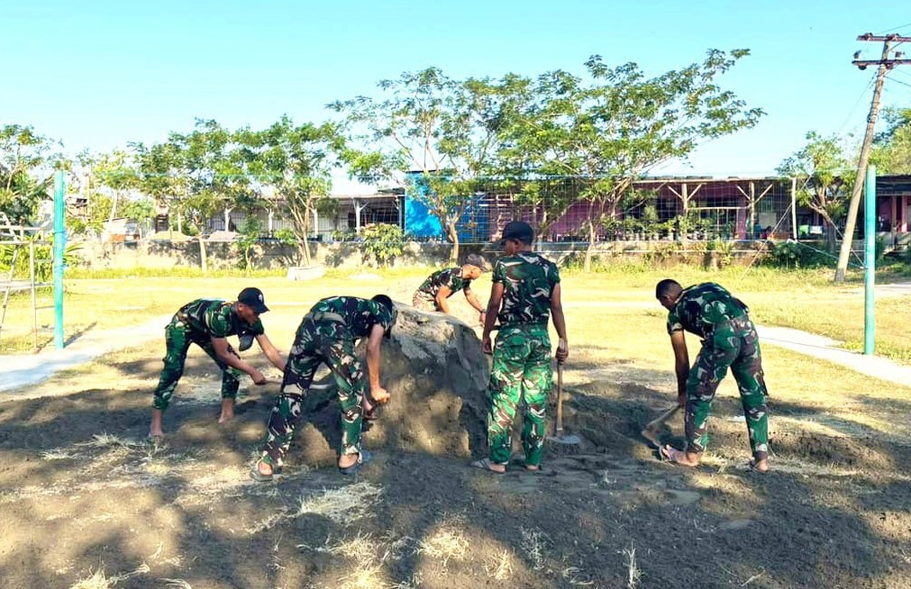 Salah satunya terlihat pada Kamis (23/7/2026), ketika personel Satgas TMMD ke-129 bersama warga bergotong royong melakukan pemerataan lapangan bola voli yang berada di depan Balai Desa Kesongo.