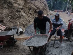 Angkong Jadi Andalan Pelda Ratam dan Warga Pacu Pengecoran Jalan TMMD