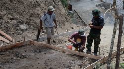 Tahapan pemasangan bekisting menjadi salah satu proses penting dalam pembangunan jalan rabat beton pada pelaksanaan TMMD Reguler ke-129 Tahun Anggaran 2026 Kodim 0704/Banjarnegara di Dusun Kunir RT 01 RW 09, Desa Gumelem Kulon, Kecamatan Susukan, Minggu (26/7/2026).