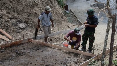 Tahapan pemasangan bekisting menjadi salah satu proses penting dalam pembangunan jalan rabat beton pada pelaksanaan TMMD Reguler ke-129 Tahun Anggaran 2026 Kodim 0704/Banjarnegara di Dusun Kunir RT 01 RW 09, Desa Gumelem Kulon, Kecamatan Susukan, Minggu (26/7/2026).