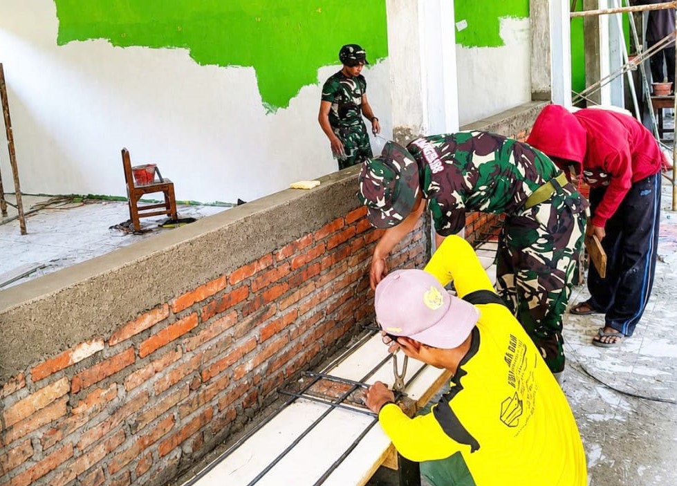 Perbaikan fasilitas sekolah tersebut menjadi salah satu sasaran fisik TMMD 2026 sebagai bentuk kepedulian TNI bersama Pemerintah Kabupaten Bojonegoro dalam menciptakan lingkungan belajar yang aman, nyaman, dan layak bagi para siswa.