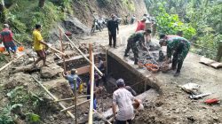 Personel Satgas TMMD bersama warga bergotong royong membangun pondasi plat beton yang menjadi salah satu sasaran fisik program, Jumat (17/7/2026).