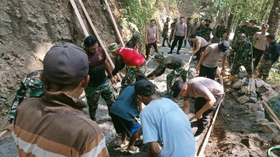 Berkat kolaborasi antara personel TNI, Polri, dan masyarakat, pembangunan jalan rabat beton di Dusun Kunir RT 01/RW 09, Desa Gumelem Kulon, Kecamatan Susukan, Kabupaten Banjarnegara, menunjukkan perkembangan yang menggembirakan dengan capaian progres mencapai 48 persen hingga Selasa (28/7/2026).