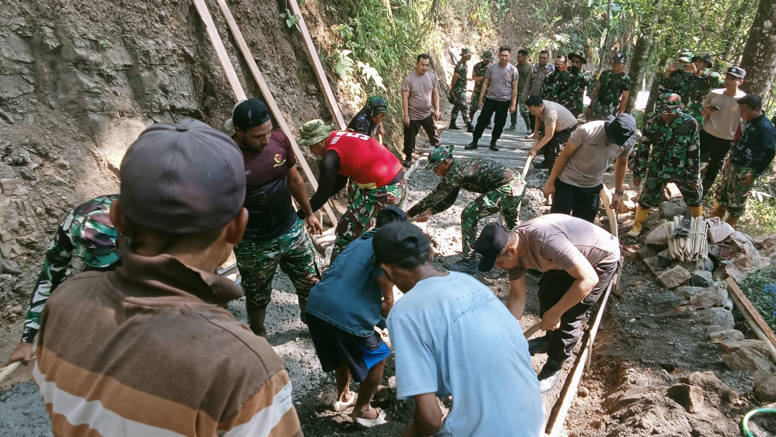 Berkat kolaborasi antara personel TNI, Polri, dan masyarakat, pembangunan jalan rabat beton di Dusun Kunir RT 01/RW 09, Desa Gumelem Kulon, Kecamatan Susukan, Kabupaten Banjarnegara, menunjukkan perkembangan yang menggembirakan dengan capaian progres mencapai 48 persen hingga Selasa (28/7/2026).