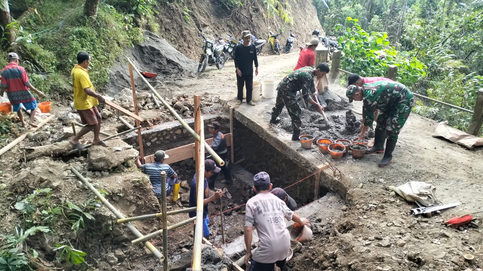 Personel Satgas TMMD bersama warga bergotong royong membangun pondasi plat beton yang menjadi salah satu sasaran fisik program, Jumat (17/7/2026).