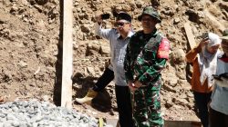 Dansatgas TMMD Reguler ke-129 Tahun Anggaran 2026, meninjau langsung pelaksanaan pembangunan jalan rabat beton di Dusun Kunir RT 01/09, Desa Gumelem Kulon, Kecamatan Susukan, Kamis (16/7/2026).