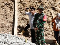 Dansatgas TMMD Reguler ke-129 Tahun Anggaran 2026, meninjau langsung pelaksanaan pembangunan jalan rabat beton di Dusun Kunir RT 01/09, Desa Gumelem Kulon, Kecamatan Susukan, Kamis (16/7/2026). Dansatgas TMMD Reguler ke-129 Tahun Anggaran 2026, meninjau langsung pelaksanaan pembangunan jalan rabat beton di Dusun Kunir RT 01/09, Desa Gumelem Kulon, Kecamatan Susukan, Kamis (16/7/2026).