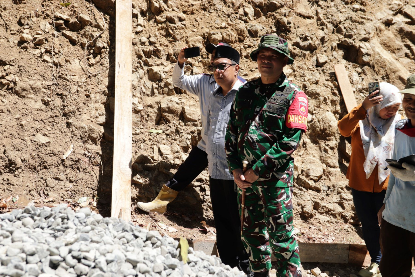 Dansatgas TMMD Reguler ke-129 Tahun Anggaran 2026, meninjau langsung pelaksanaan pembangunan jalan rabat beton di Dusun Kunir RT 01/09, Desa Gumelem Kulon, Kecamatan Susukan, Kamis (16/7/2026).