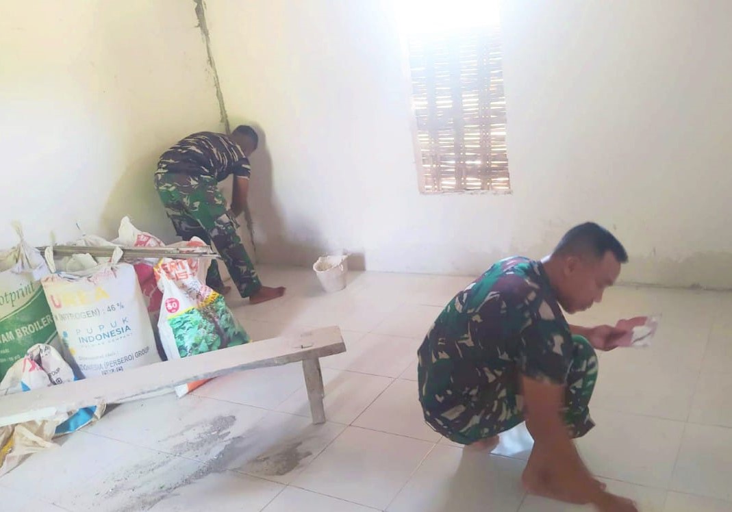Terlihat saat ini Dinding rumah yang telah diperbaiki serta lantai yang lebih bersih memberikan rasa aman bagi Mbah Kasiman menjalani masa tuanya bersama keluarga.