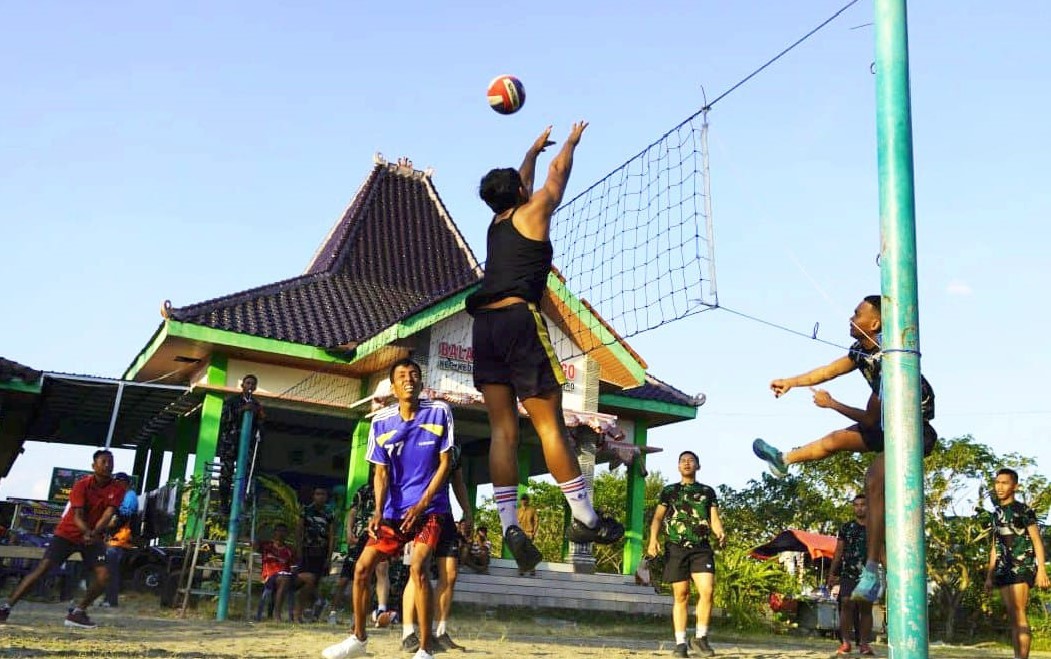 Suasana meriah terlihat di lapangan depan Balai Desa Kesongo, Kecamatan Kedungadem, Kamis (30/7/2026), saat turnamen bola voli antardusun berlangsung. Sorak sorai penonton mengiringi jalannya pertandingan yang diikuti tim-tim dari berbagai dusun di Desa Kesongo.