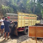 Salah satunya ditunjukkan Margono, warga Desa Gumelem Kulon yang sejak pagi bergotong royong membongkar pasir sebagai bahan utama pembangunan infrastruktur di Dusun Kunir RT 01/RW 09, Kecamatan Susukan, Jumat (31/7/2026).