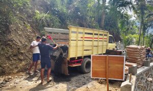Salah satunya ditunjukkan Margono, warga Desa Gumelem Kulon yang sejak pagi bergotong royong membongkar pasir sebagai bahan utama pembangunan infrastruktur di Dusun Kunir RT 01/RW 09, Kecamatan Susukan, Jumat (31/7/2026).