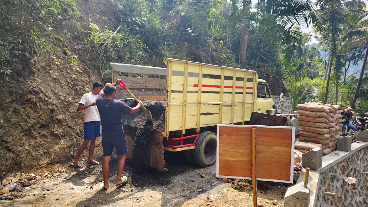 Salah satunya ditunjukkan Margono, warga Desa Gumelem Kulon yang sejak pagi bergotong royong membongkar pasir sebagai bahan utama pembangunan infrastruktur di Dusun Kunir RT 01/RW 09, Kecamatan Susukan, Jumat (31/7/2026).
