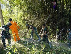 Satgas TMMD Ke-129 Bojonegoro dan Warga Bersihkan Bantaran Sungai Kesongo, Wujud Nyata Kepedulian Lingkungan
