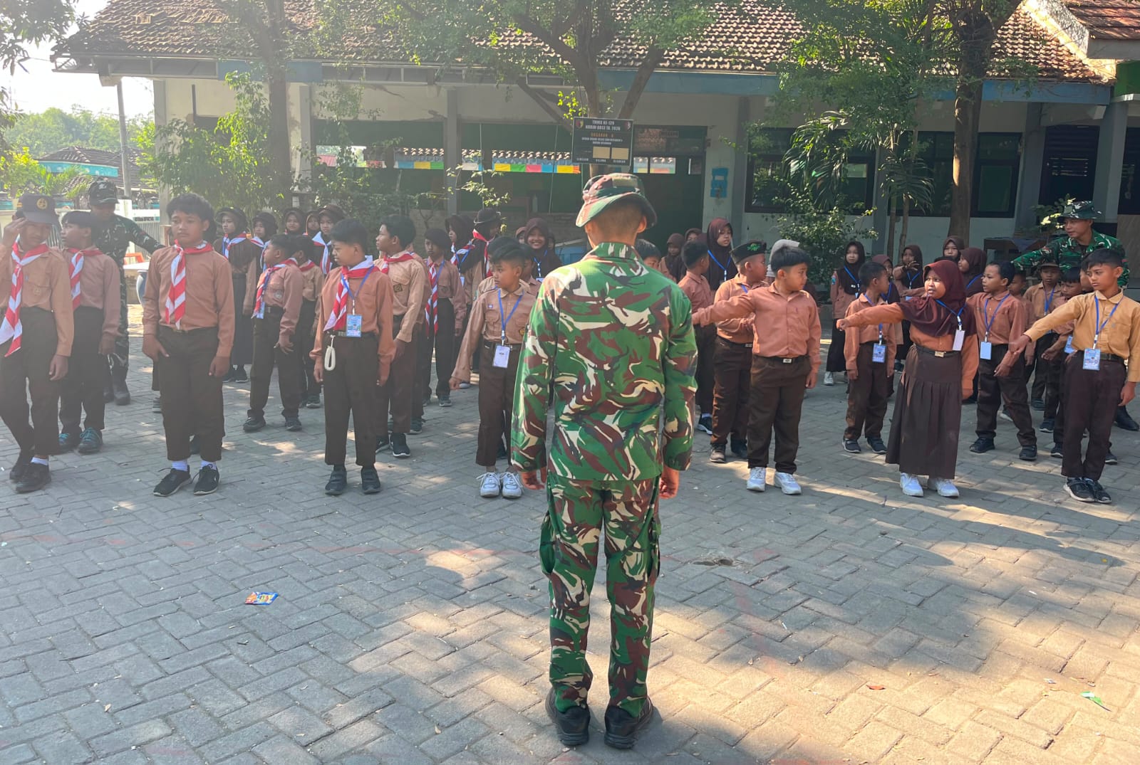 Komandan SST-1 Satgas TMMD ke-129 Kodim 0813 Bojonegoro, Letda Inf Adi Yuniarto, menjelaskan bahwa latihan PBB dipilih sebagai metode sederhana namun efektif untuk membangun karakter generasi muda.