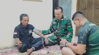 Di tengah kesibukan para prajurit membangun rabat beton dan berbagai fasilitas lainnya, Pos Kesehatan TMMD menjadi salah satu layanan yang paling dirasakan manfaatnya oleh masyarakat Desa Gumelem Kulon, Kecamatan Susukan, Sabtu (18/7/2026).