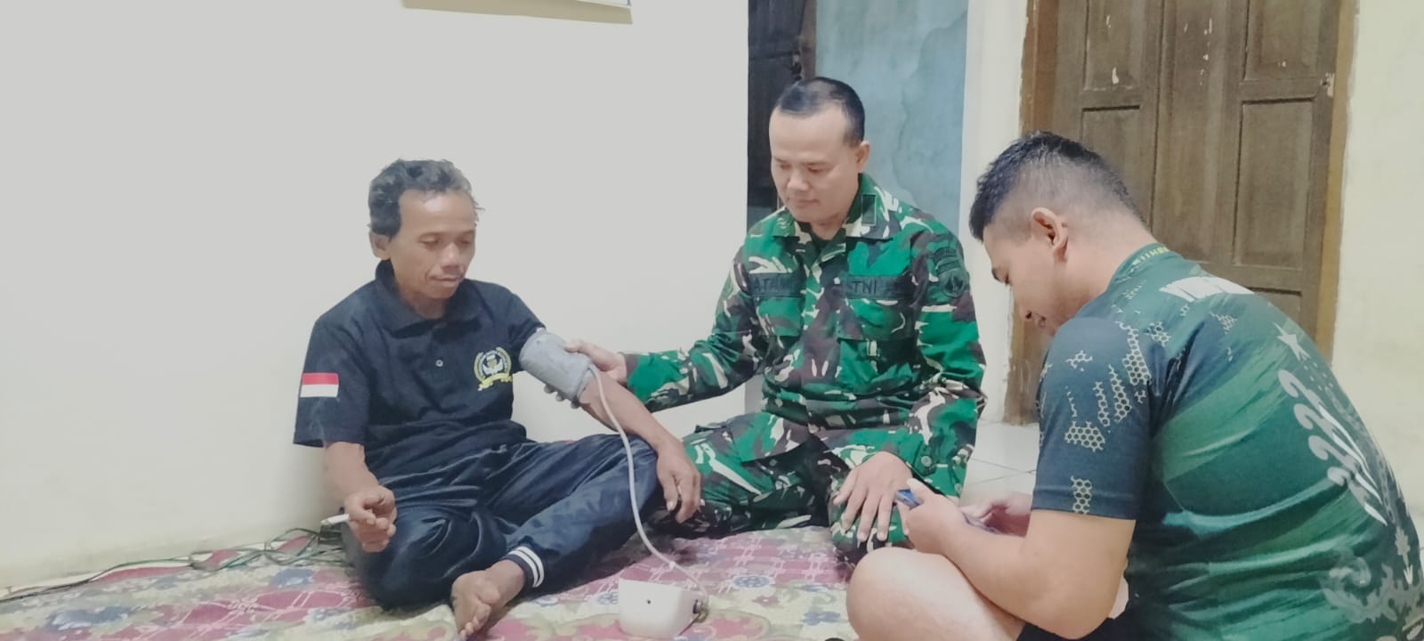 Di tengah kesibukan para prajurit membangun rabat beton dan berbagai fasilitas lainnya, Pos Kesehatan TMMD menjadi salah satu layanan yang paling dirasakan manfaatnya oleh masyarakat Desa Gumelem Kulon, Kecamatan Susukan, Sabtu (18/7/2026).