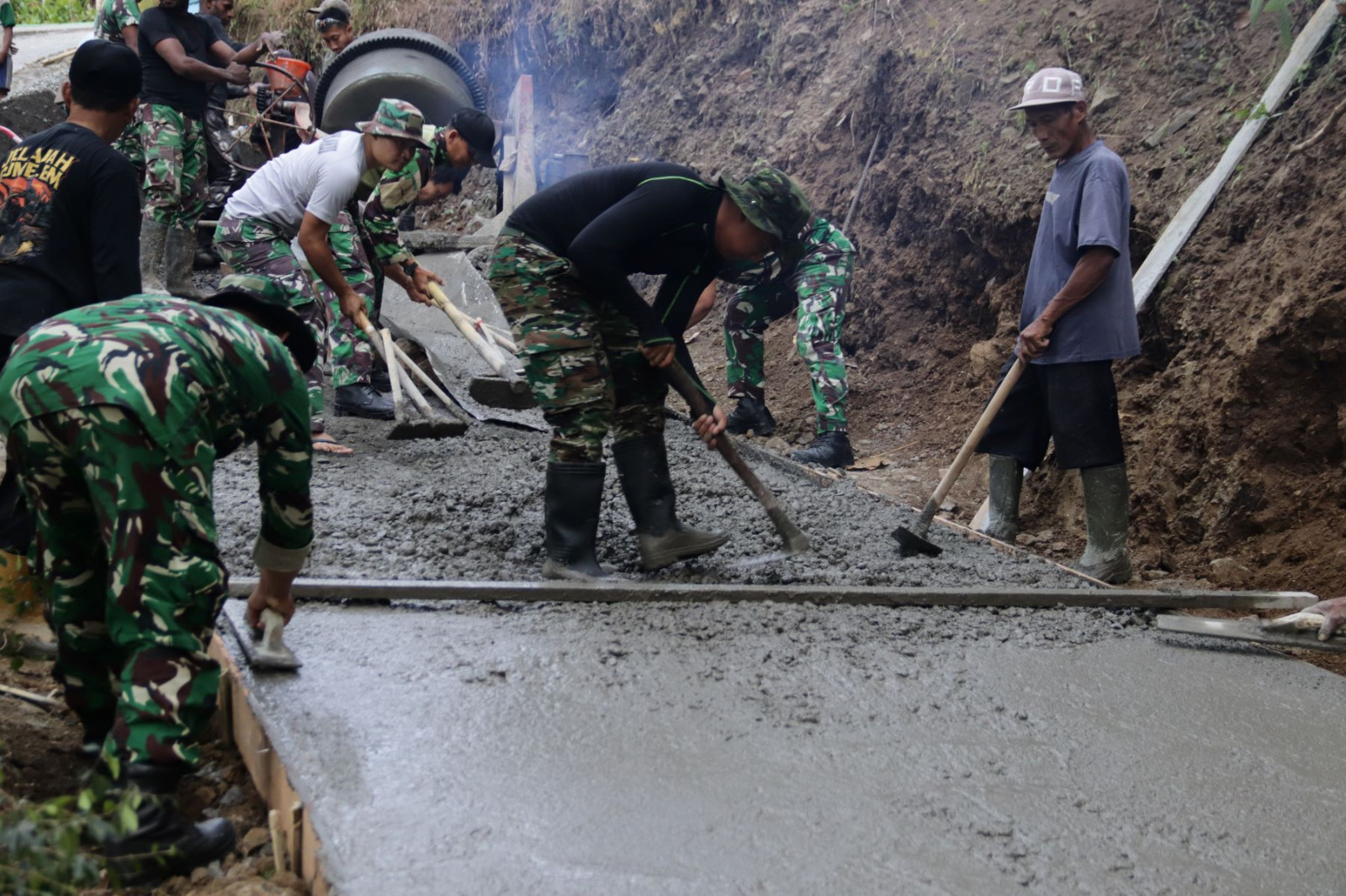 Progres tersebut dipastikan langsung oleh Danramil 09/Susukan, Lettu Inf Masrukin, saat melakukan peninjauan ke lokasi, Minggu (19/7/2026).
