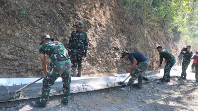 Kreativitas dan semangat gotong royong menjadi kunci percepatan pembangunan jalan rabat beton dalam Program TMMD Reguler ke-129 Tahun Anggaran 2026 Kodim 0704/Banjarnegara di Dusun Kunir RT 01/RW 09, Desa Gumelem Kulon, Kecamatan Susukan, Senin (20/7/2026).