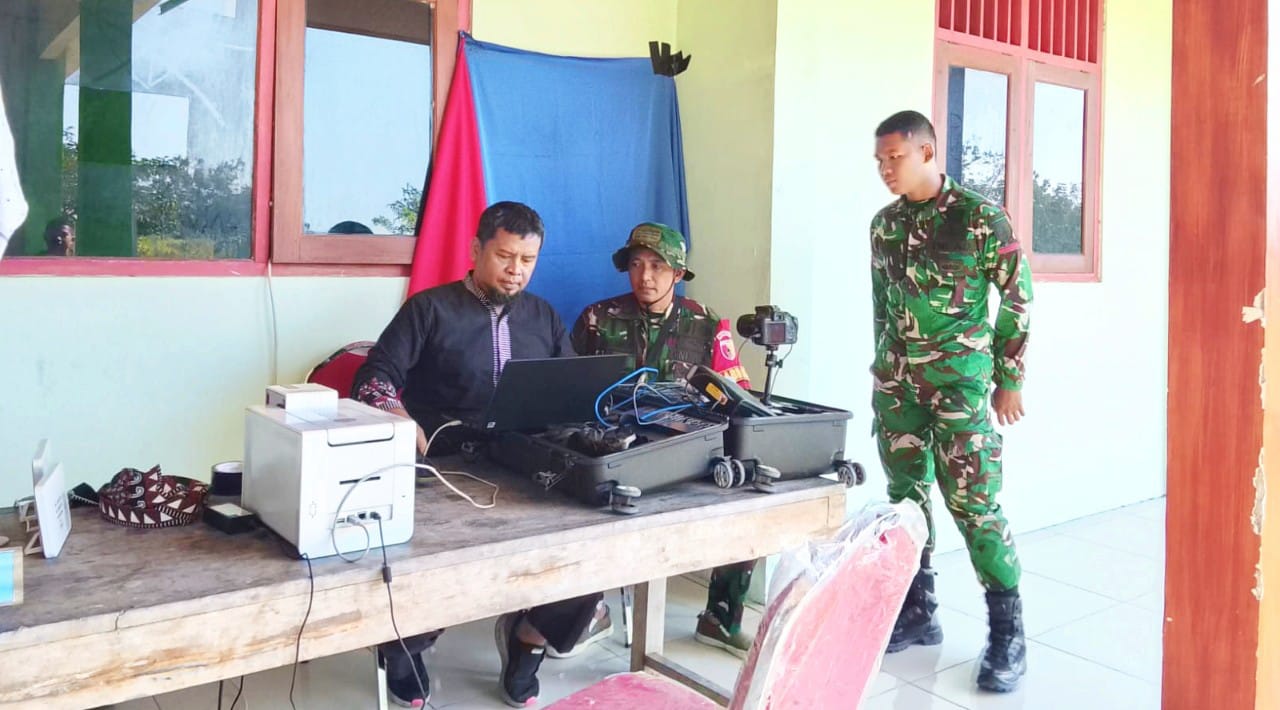 Selain mendukung pembangunan infrastruktur, Babinsa juga berkontribusi dalam meningkatkan pelayanan publik melalui kegiatan nonfisik yang langsung menyentuh kebutuhan masyarakat.