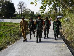 Dansatgas memeriksa satu per satu lokasi pembangunan yang tengah dikerjakan personel Satgas TMMD bersama masyarakat. Monitoring lapangan dilakukan sebagai bagian dari pengawasan agar seluruh program dapat diselesaikan tepat waktu dan memberikan manfaat maksimal bagi masyarakat.