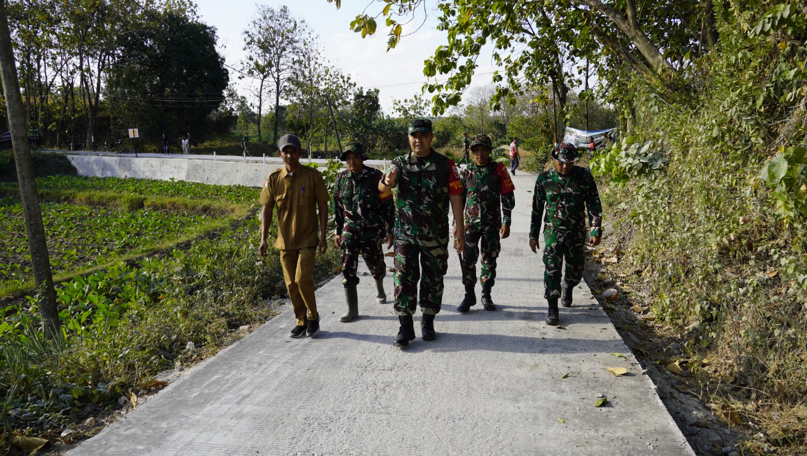 Dansatgas memeriksa satu per satu lokasi pembangunan yang tengah dikerjakan personel Satgas TMMD bersama masyarakat. Monitoring lapangan dilakukan sebagai bagian dari pengawasan agar seluruh program dapat diselesaikan tepat waktu dan memberikan manfaat maksimal bagi masyarakat.