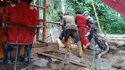 Kegiatan tersebut dilaksanakan oleh Sertu Muslim, anggota Satgas TMMD, bersama warga di Dusun Kunir RT 01/RW 09, Desa Gumelem Kulon, Kecamatan Susukan, Kabupaten Banjarnegara, Selasa (21/07/2026).