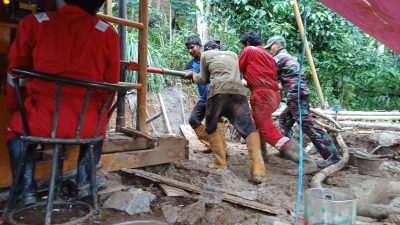 Kegiatan tersebut dilaksanakan oleh Sertu Muslim, anggota Satgas TMMD, bersama warga di Dusun Kunir RT 01/RW 09, Desa Gumelem Kulon, Kecamatan Susukan, Kabupaten Banjarnegara, Selasa (21/07/2026).