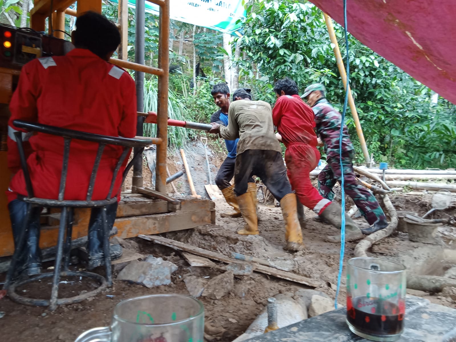 Kegiatan tersebut dilaksanakan oleh Sertu Muslim, anggota Satgas TMMD, bersama warga di Dusun Kunir RT 01/RW 09, Desa Gumelem Kulon, Kecamatan Susukan, Kabupaten Banjarnegara, Selasa (21/07/2026).