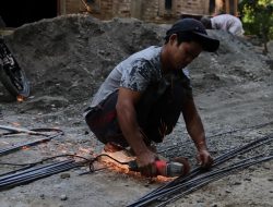 Potong Besi untuk Plat Beton, Suroso Ambil Bagian dalam Sukseskan TMMD di Gumelem Kulon